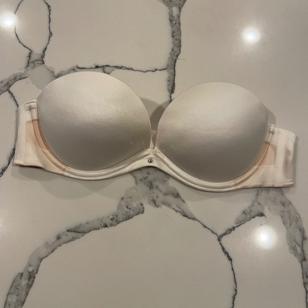 Victoria’s Secret strapless bra